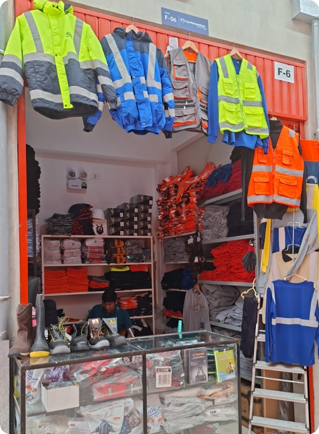 Local de NUDA Seguridad Industrial con casacas, chalecos reflectivos, uniformes y calzado de seguridad